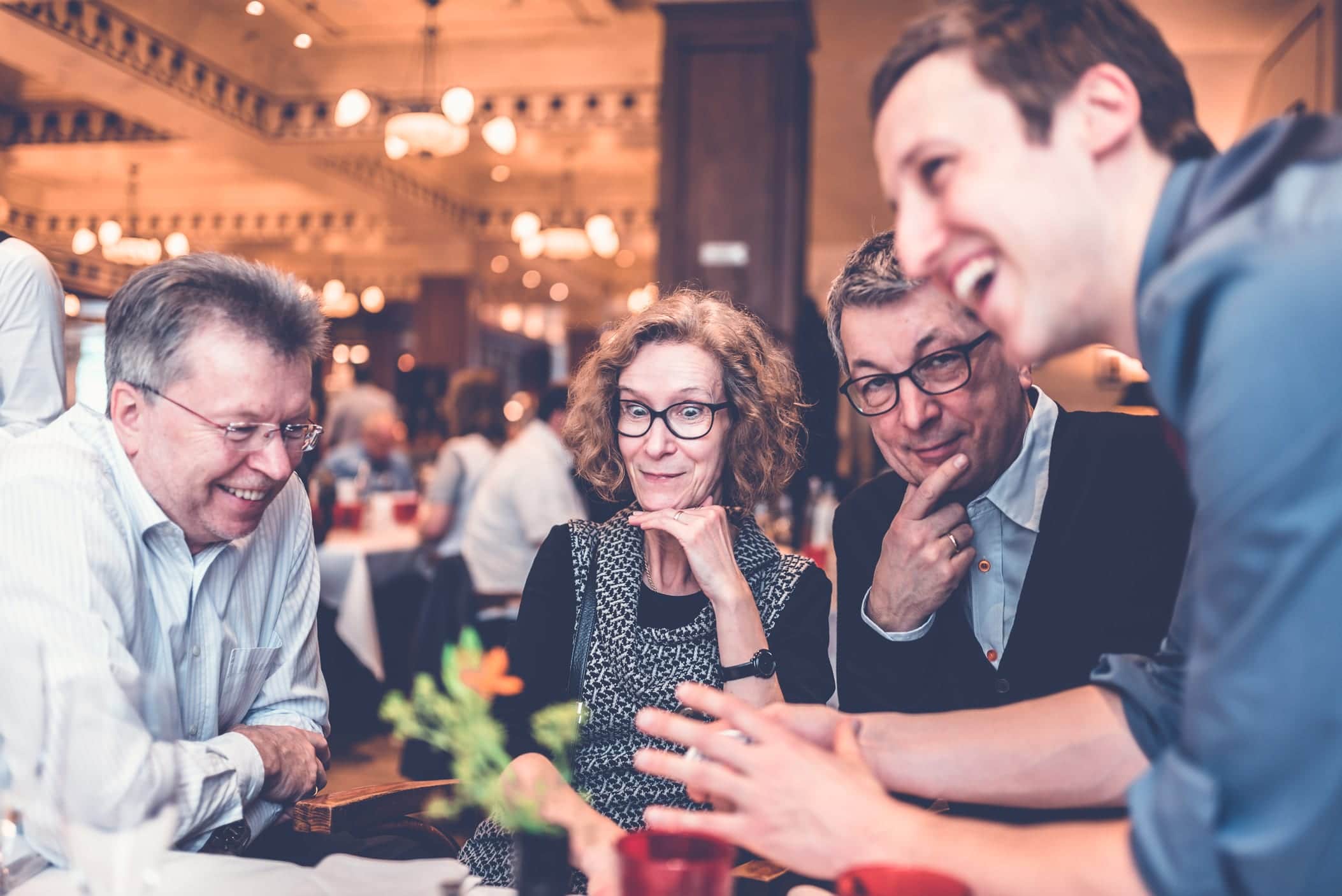 Als Idee für den Geburtstag hat das Geburtstagskind einen Zauberer gebucht. Der unterhält die Gäste professionell und sorgt für ausgelassene Stimmung.